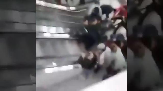 Ребенку зажало руку в эскалаторе в Астане, 22 мая 2018 смотреть онлайн