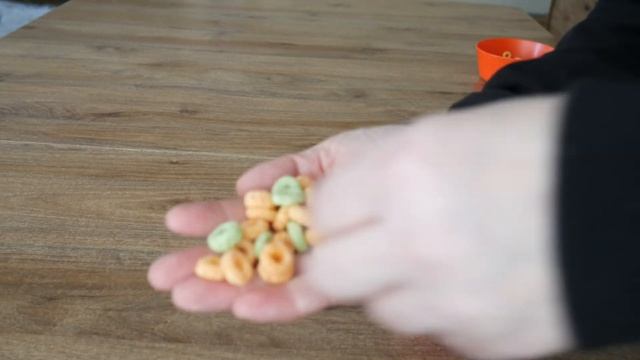 Irish Family TRY Apple Jacks American Cereal смотреть онлайн