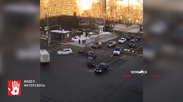 Машину занесло во время обгона и она попала прямо под грузовик смотреть онлайн