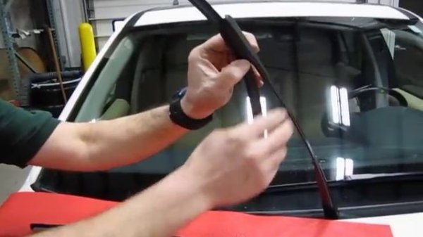 Land Rover LR2 and Freelander 2 Wiper Blade Replacement
