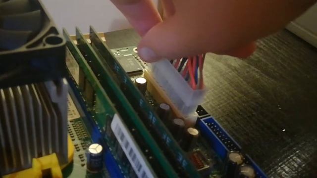 Building a old Pc *without* a case and installing Windows 10 смотреть онлайн