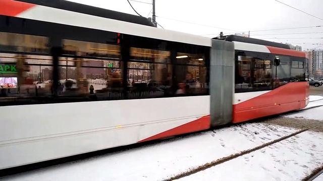 ЛВС-2005 следует по улице Димитрова.