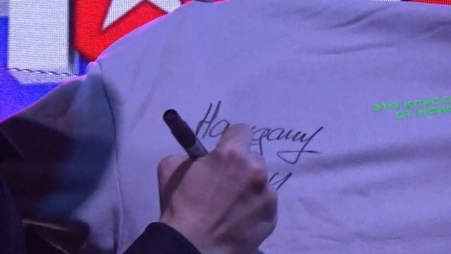 ST подписывает футболку(Новое Радио Движ,Фудмолл Депо Москва,29.04.2022) смотреть онлайн