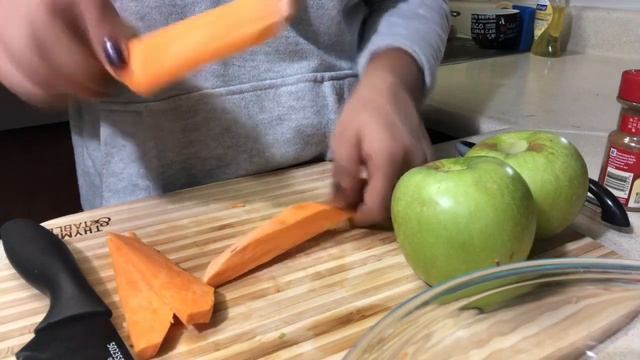 Cinnamon Apple and Sweet Potato Chips 🍏🍠 смотреть онлайн