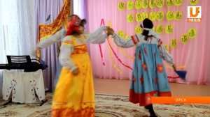 Маленькие дети поют народные песни