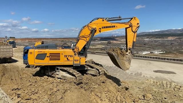 Liebherr 976 Excavator Loading Trucks - Sotiriadis/Labrianidis Mining Works смотреть онлайн