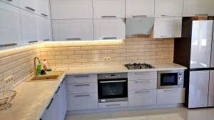 Угловая кухня  - удобное решение. Цена