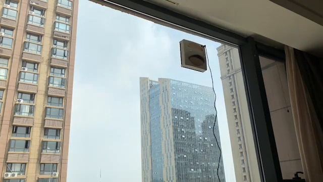 Combining window cleaning technology with automated movement, Crosswhale robot comes. смотреть онлайн