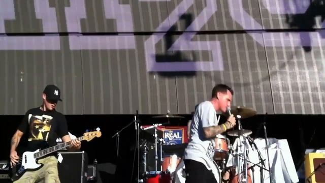 H2O Feat. Travis Barker - One Life, One Chance (Live SLC) смотреть онлайн