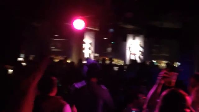 DJ 2nutz ends the night with Bohemian Rhapsody смотреть онлайн