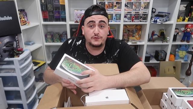 Found a Red IPhone 13 Pro! Dumpster Diving at The Apple Store!! смотреть онлайн