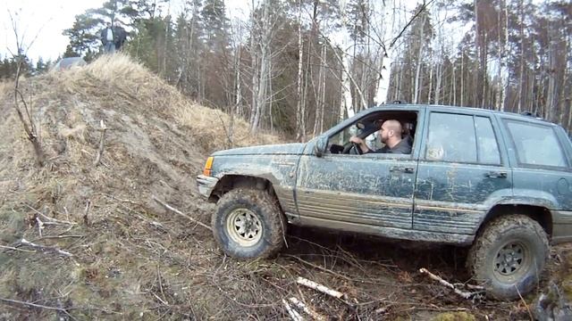 Angry jeep ZJ on 33" tries to climb a hill смотреть онлайн