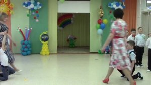 Танец выпускников с воспитателями.