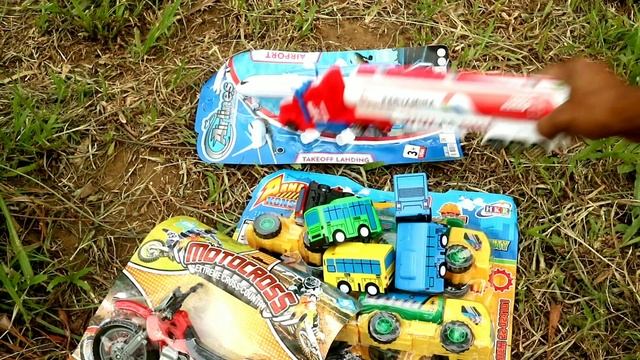 Unboxing mainan mobil-mobilan Tayo, mobil kontruksi, motor cross, pesawat, truk tangki Pertamina смотреть онлайн