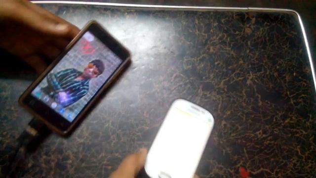 How to charge a phone with another смотреть онлайн