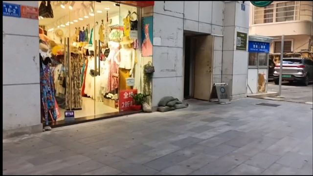 Обзор от отеля Баохонг до торговых центров ЗИМА и ЛЕТО. Видео для терпеливых,т.к плохого качества.