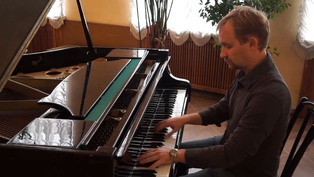 1. "Cherry Pink and apple blossom white" в исполнении Антона Калиниченко смотреть онлайн