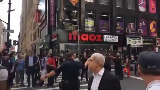 Man Fell Out Second-Floor Window After Shoplifting in Midtown смотреть онлайн