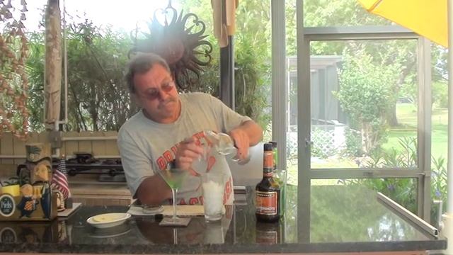 DAD CAN COOK ,MIXOLOGY, SOUR APPLE AND CARAMEL APPLE MARTINI.HOW TO смотреть онлайн