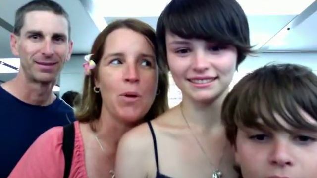 My Family in the Apple Store in Waikiki Beach смотреть онлайн