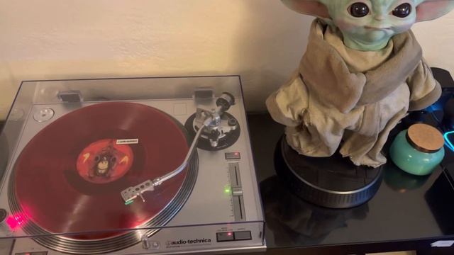 BABY YODAY FROM STAR WARS MANDOLORIAN GOING ABSOLUTELY BALLISTIC LISTENING TO HOTLINE MIAMI VINYL! смотреть онлайн
