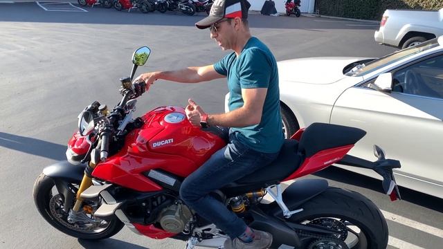 Ducati StreetFighter V4 S Review - Is It Comfortable? [We Put It To The Test] смотреть онлайн