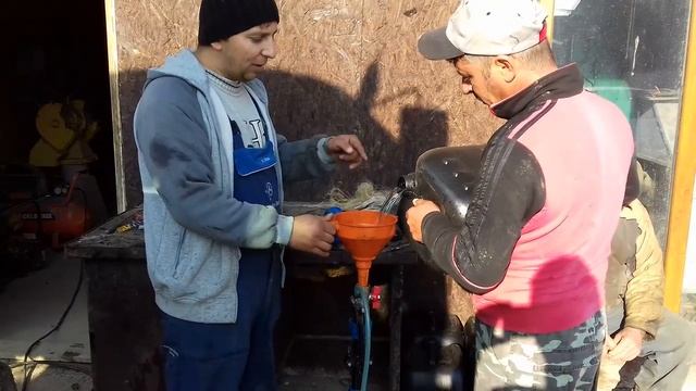 Cum se baga antigel în roti la tractor! смотреть онлайн