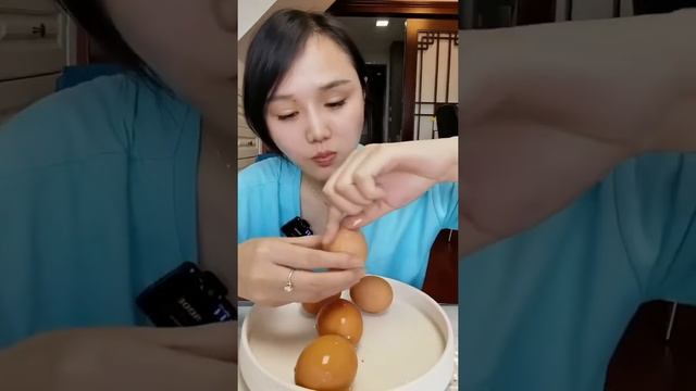 How Chinese Mom trick her kids to eat apples смотреть онлайн