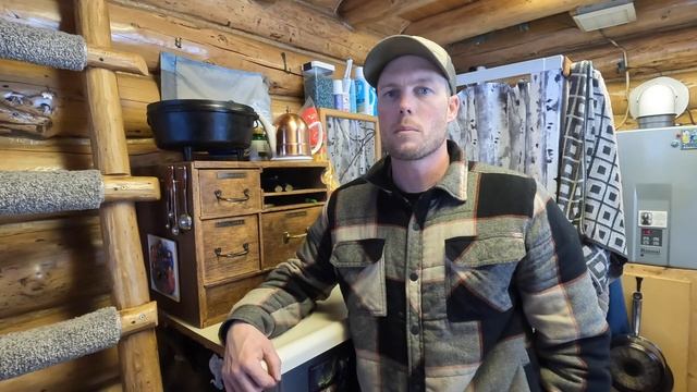 TINY CABIN TOUR | SNOWY SPRING IN ALASKA смотреть онлайн