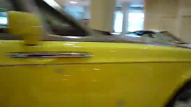 Yellow Rolls Royce Phantom Drophead Coupe смотреть онлайн