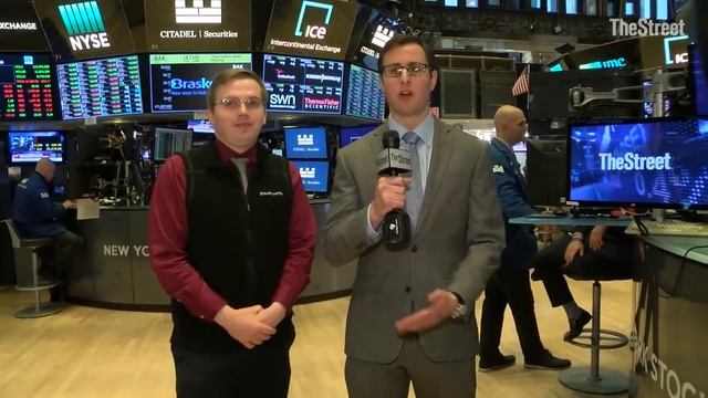 What's Moving the Markets, China Tariffs, Apple and Earnings Previews смотреть онлайн