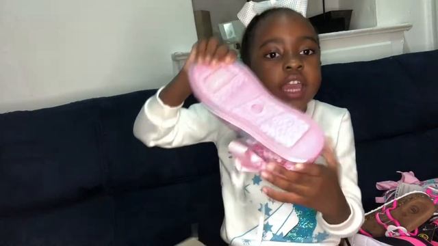 APPLE REACTION TO HER NEW SHOES смотреть онлайн