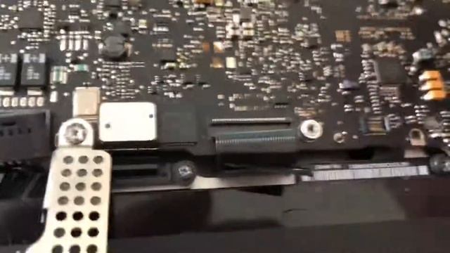 Conectar o conector do teclado do MacBook Pro na placa mãe. смотреть онлайн