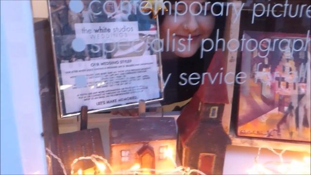 WEST MALLING CHRISTMAS LIGHTS - BRUGES-THEMED WINDOW AT THE WHITE STUDIOS смотреть онлайн
