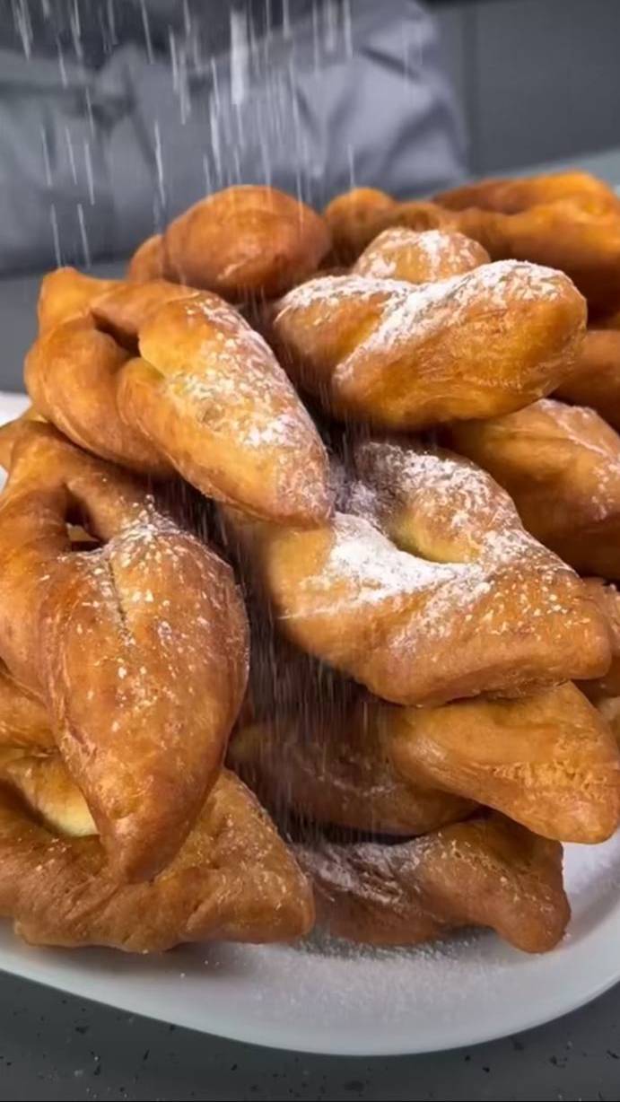 В детстве моя мама всегда пекла хворост, а соседские дети сбегались на аромат. смотреть онлайн