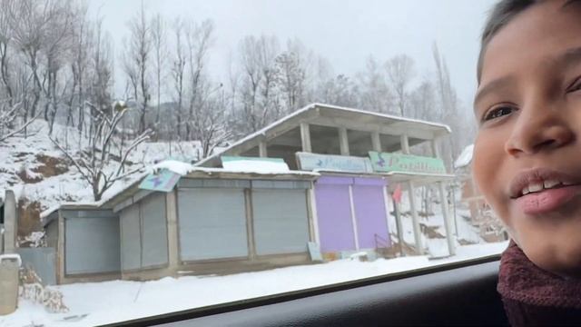 Looking out the car window in Kashmir(it’s snowing a lot) смотреть онлайн
