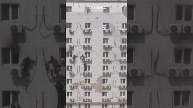 People climb from windows to escape Beijing hospital fire смотреть онлайн