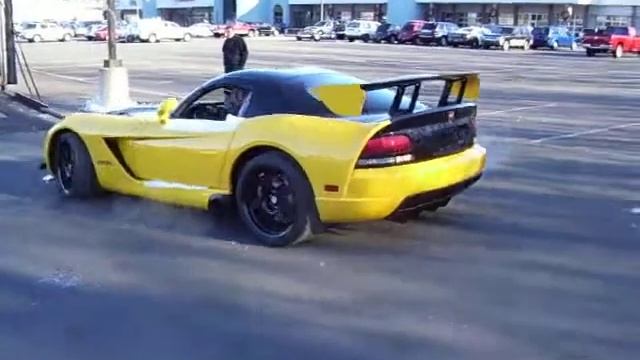 Papa's Dodge Chrysler Jeep shows the Yellow Dodge Viper purrrrringg смотреть онлайн