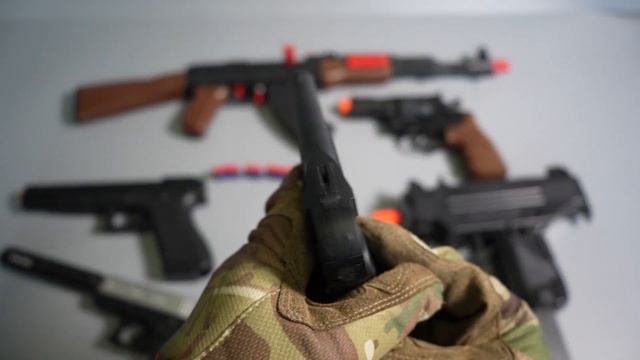 REALISTIC TOY GUNS - Airsoft Gun- AK47 - Uzi - Glock - Revolver - Toy Guns collection смотреть онлайн