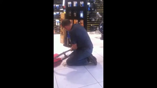 How to Change a Tyre with Doc. Power смотреть онлайн