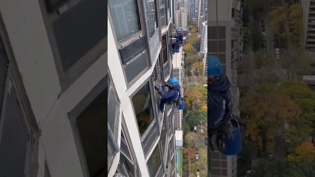 Amazing window cleaning worker for high-rise building смотреть онлайн