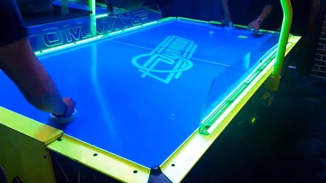 Playing Air Hockey - Android Camera Slow Mo смотреть онлайн