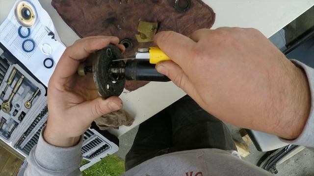 Ep 2 - We found a rodent nest! Soft top removal (1992 Miata) смотреть онлайн