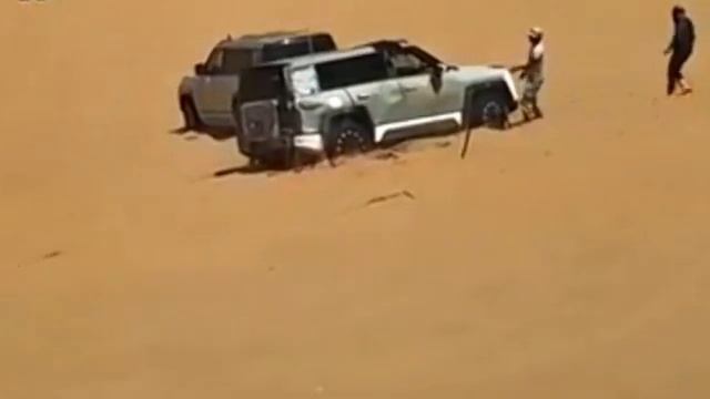 比亚迪仰望U8翻车！网友：百万豪车就这？ смотреть онлайн