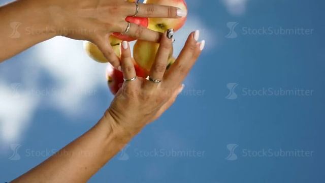 Apples are falling down. Red ripe apples. Slowmotion смотреть онлайн