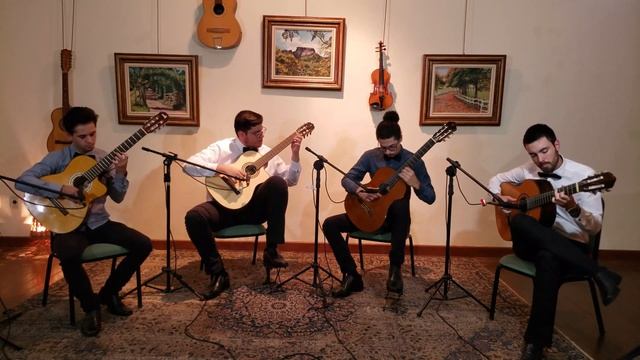 Quatrium Quarteto de Violões - Caindo das Nuvens (Nabor Pires Camargo) смотреть онлайн