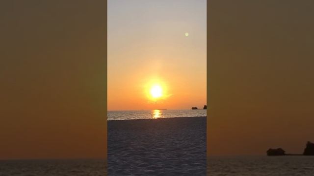 Закат на Мальдивах!😍 #maldives #malahinikudabandos смотреть онлайн