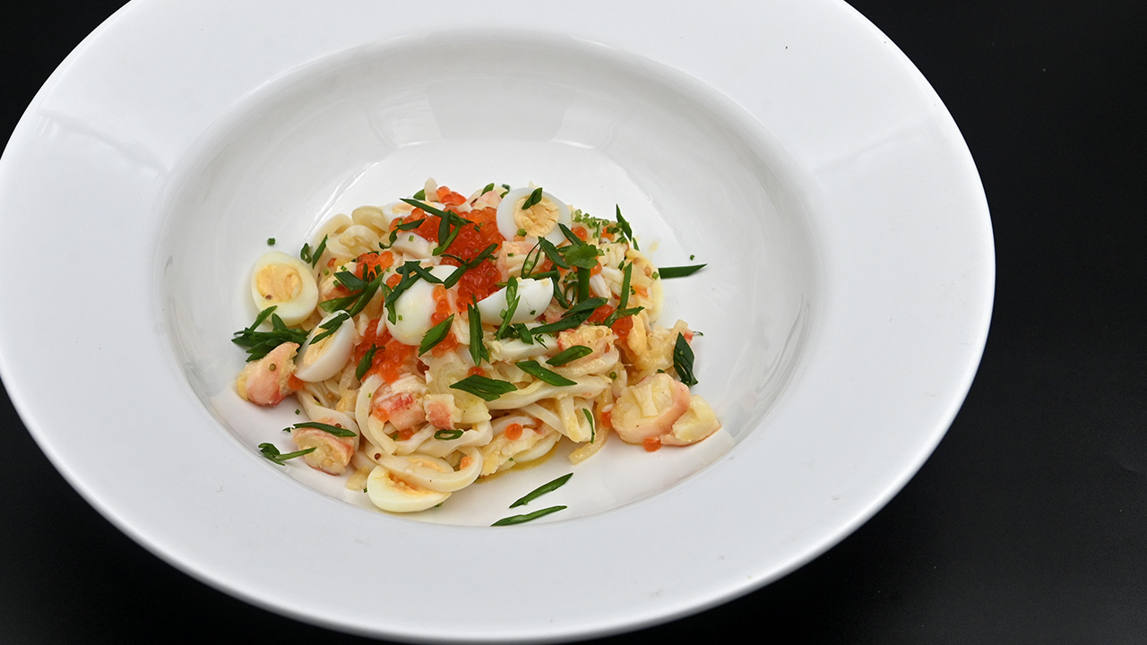 Салат из кальмара с перепелиными яйцами на европейский лад смотреть онлайн