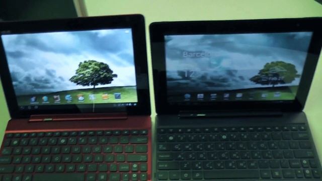 Asus Transformer Pad 300 vs Transformer Infinity 700 - quick video comparison from MWC 2012 смотреть онлайн