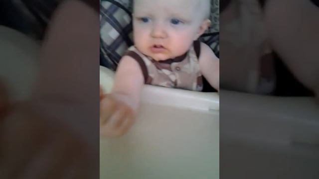 Easton doesn't care for apples very much смотреть онлайн